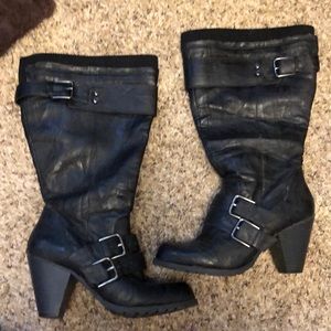Women’s black boots, wide calf